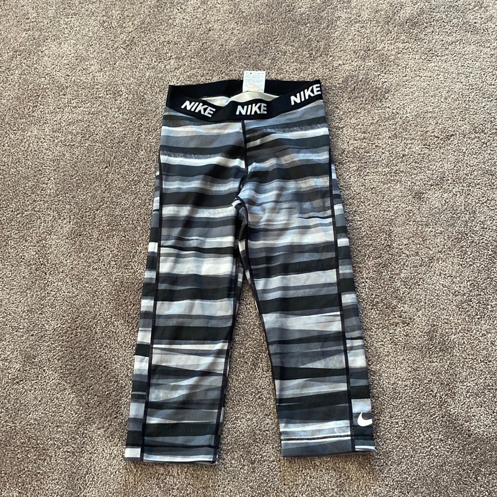 Nike Dri-FIT Gray Black Abstract Print Capri Compression Leggings SIZE S